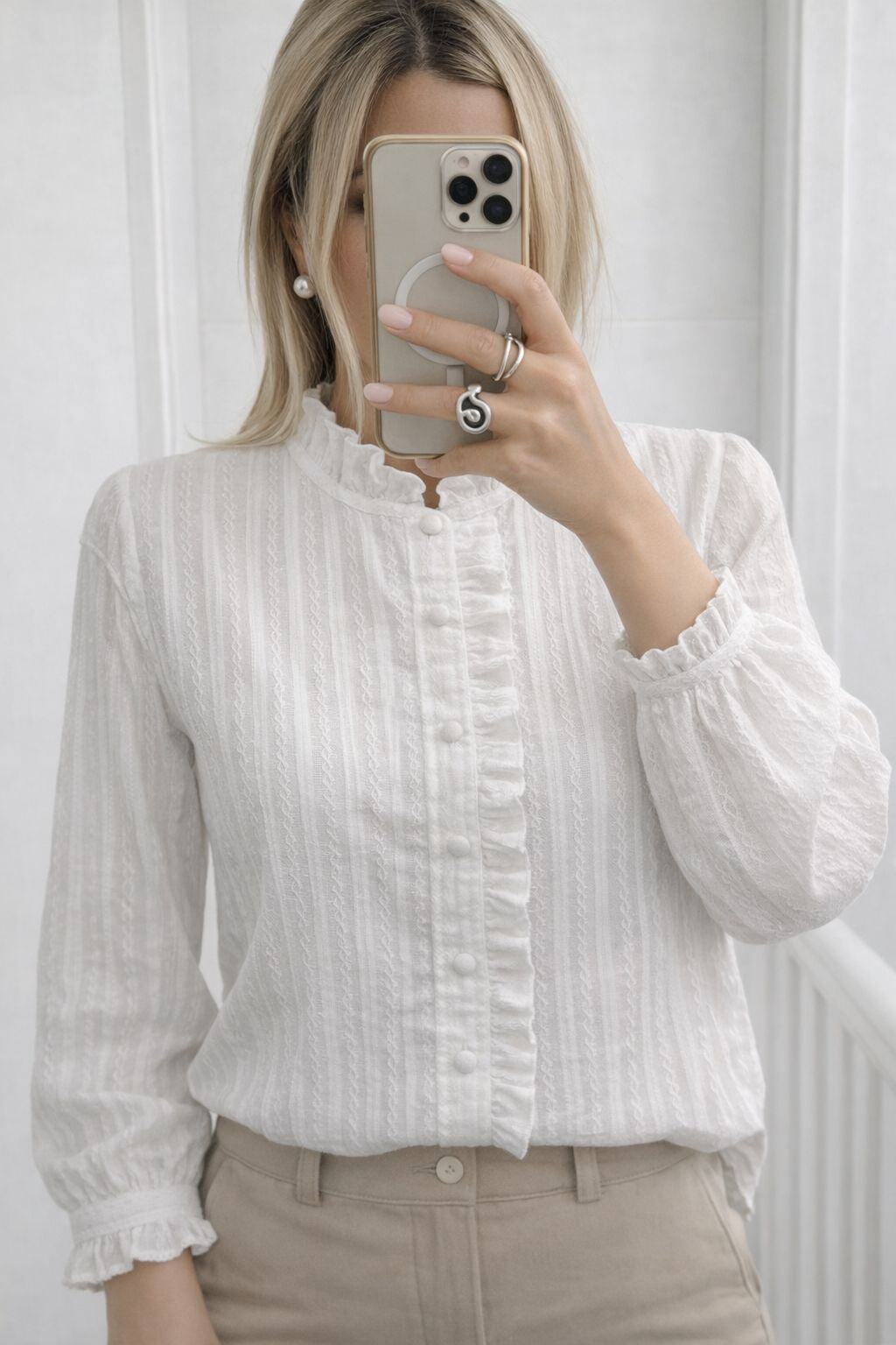 Chemise à volants avec col montant – Style romantique chic