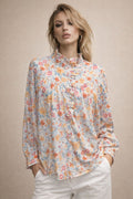 Chemise fleurie romantique à col montant volanté