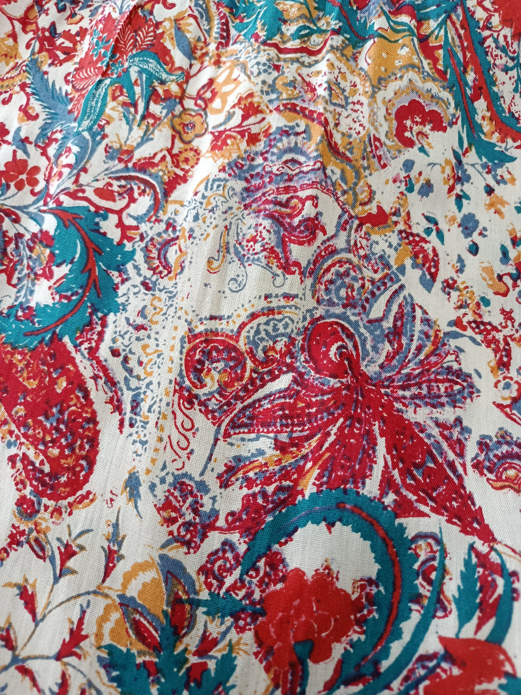 Robe Longue Épaules Dénudées – Manches Volantées & Couleurs Chamarées