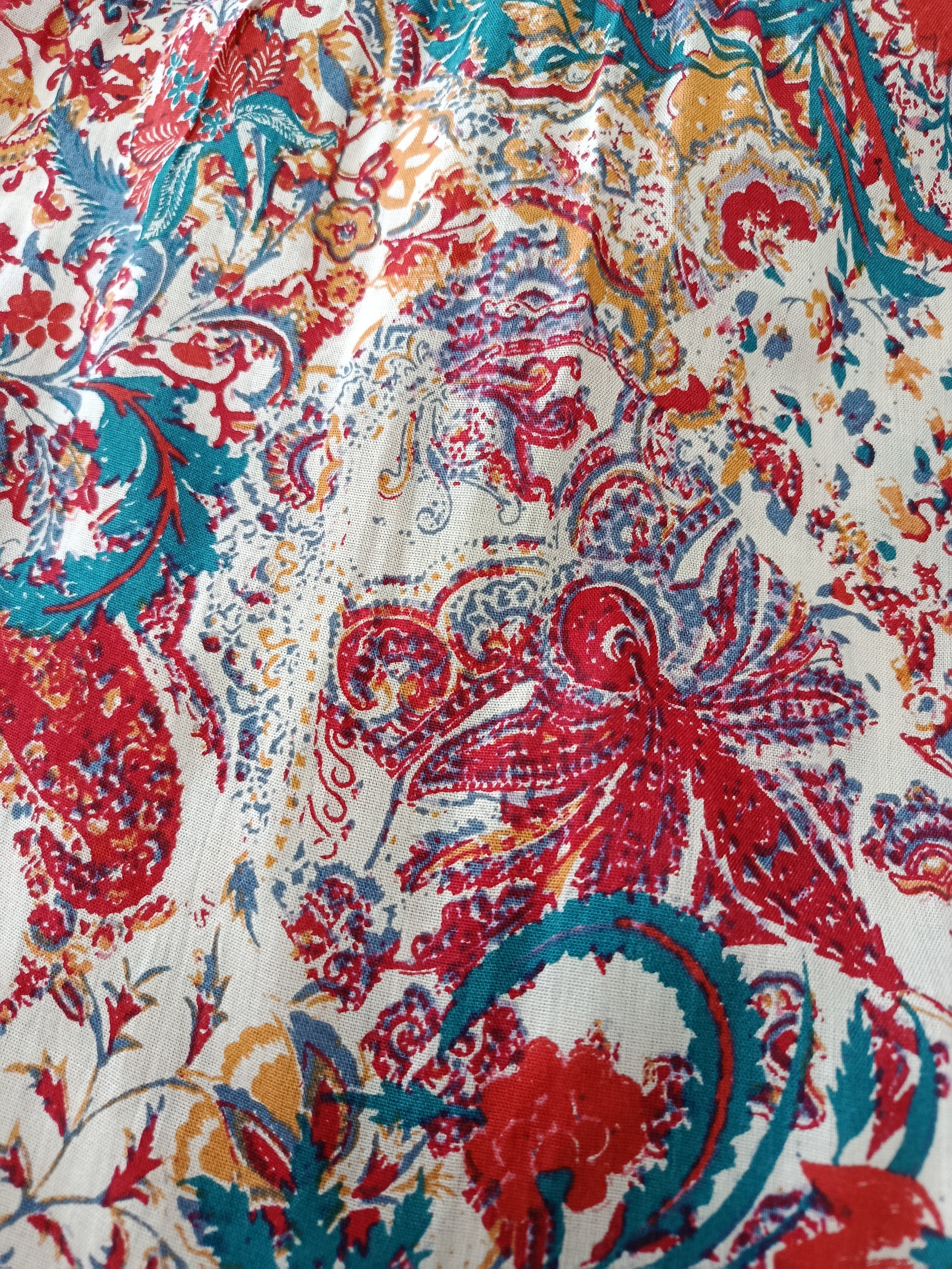 Robe Longue Épaules Dénudées – Manches Volantées & Couleurs Chamarées