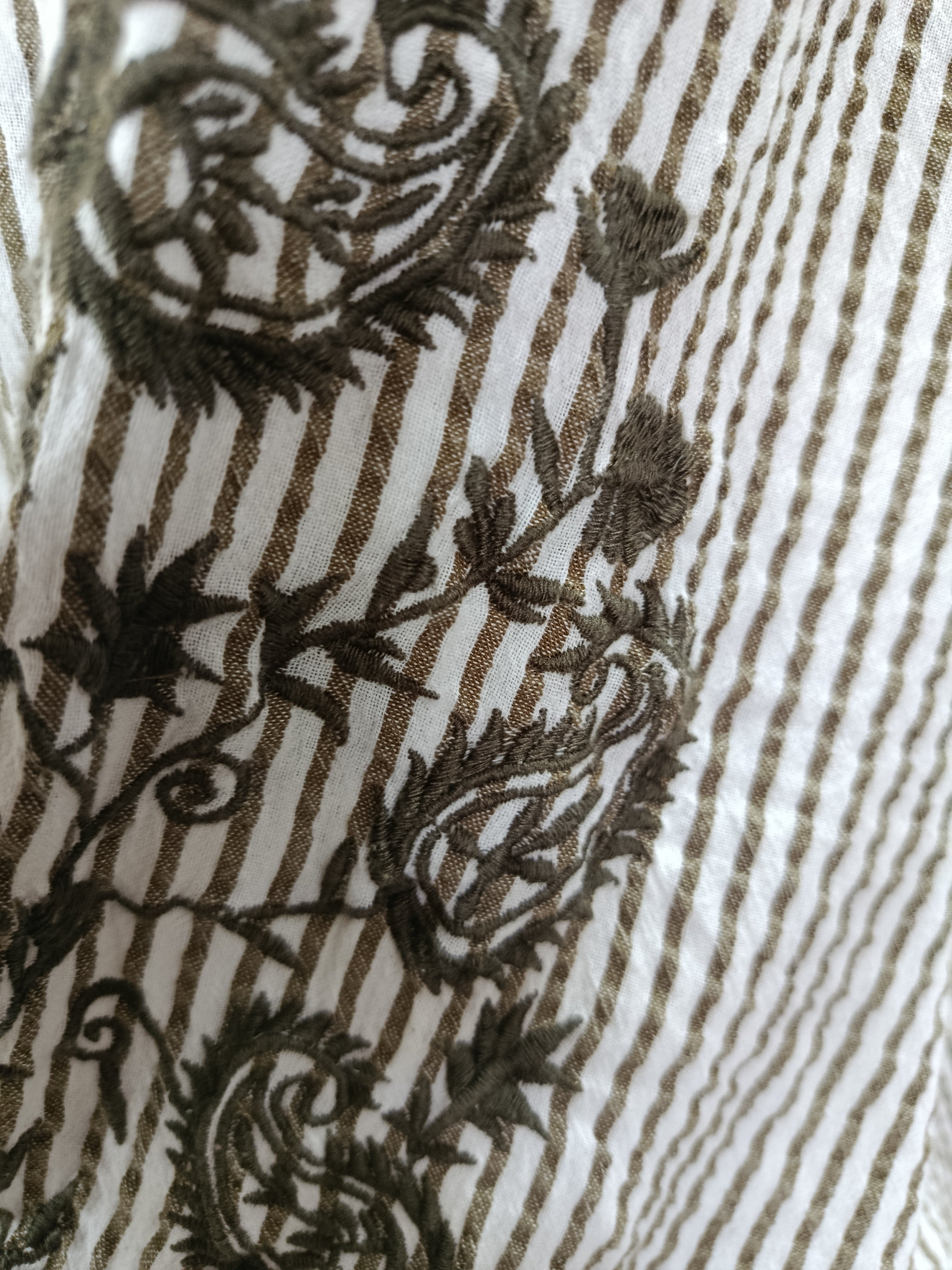 Blouse brodée rayée kaki et blanc