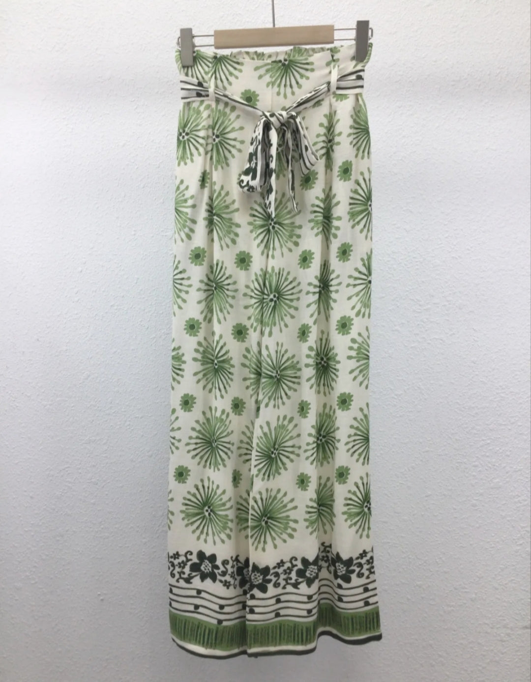 Pantalon imprimé vert – Fluide & ceinturé