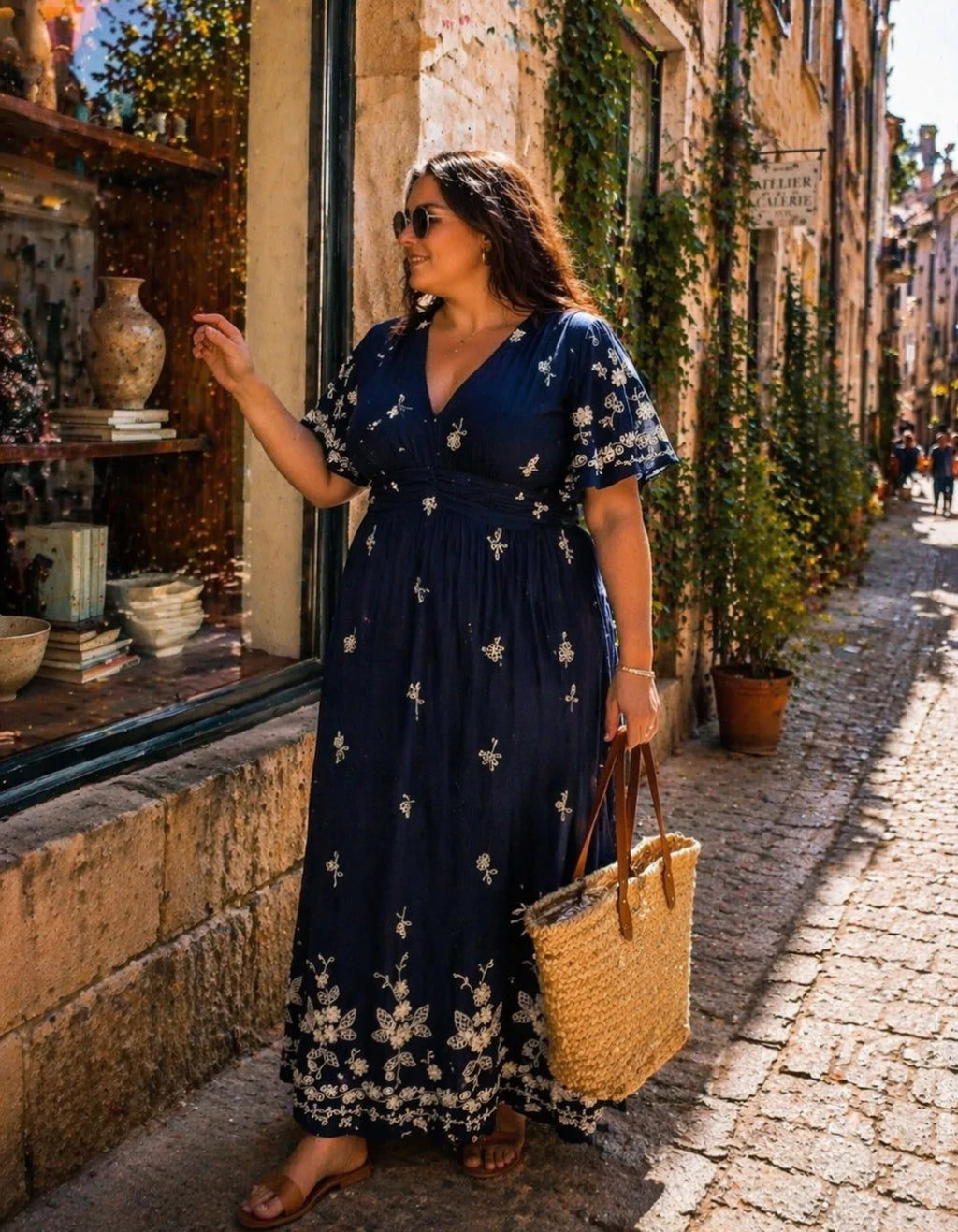 Robe brodée bleu marine – Manches papillon