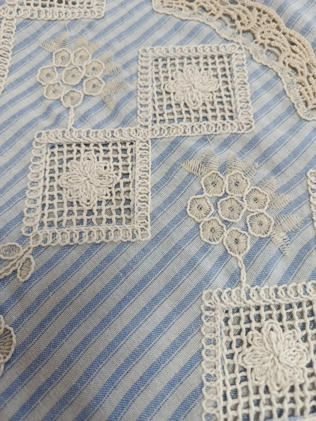 Débardeur Rayé Blanc & Bleu à Broderie Ajourée