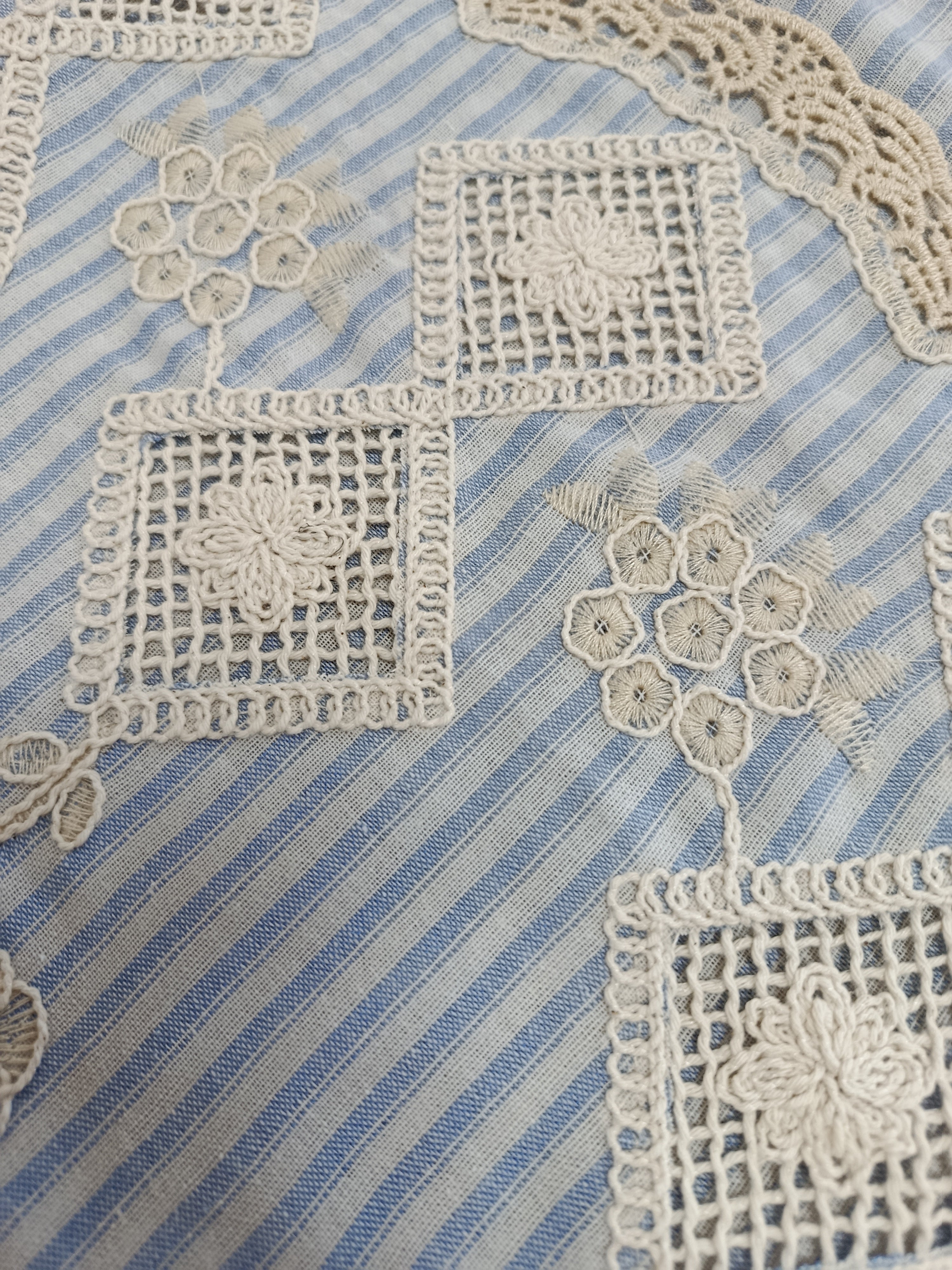 Débardeur Rayé Blanc & Bleu à Broderie Ajourée