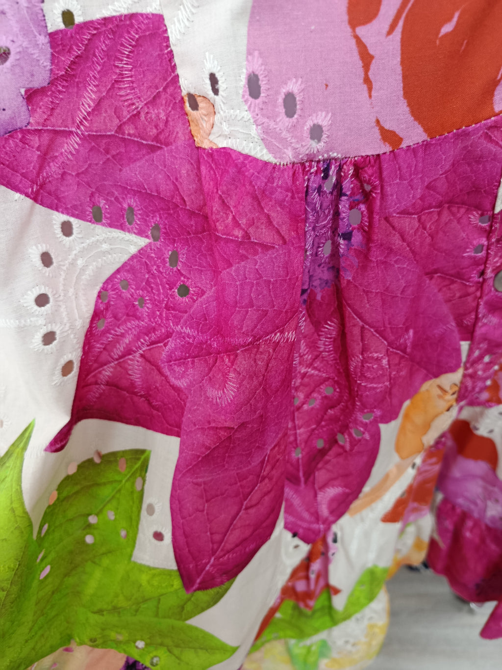 Robe floral en broderie