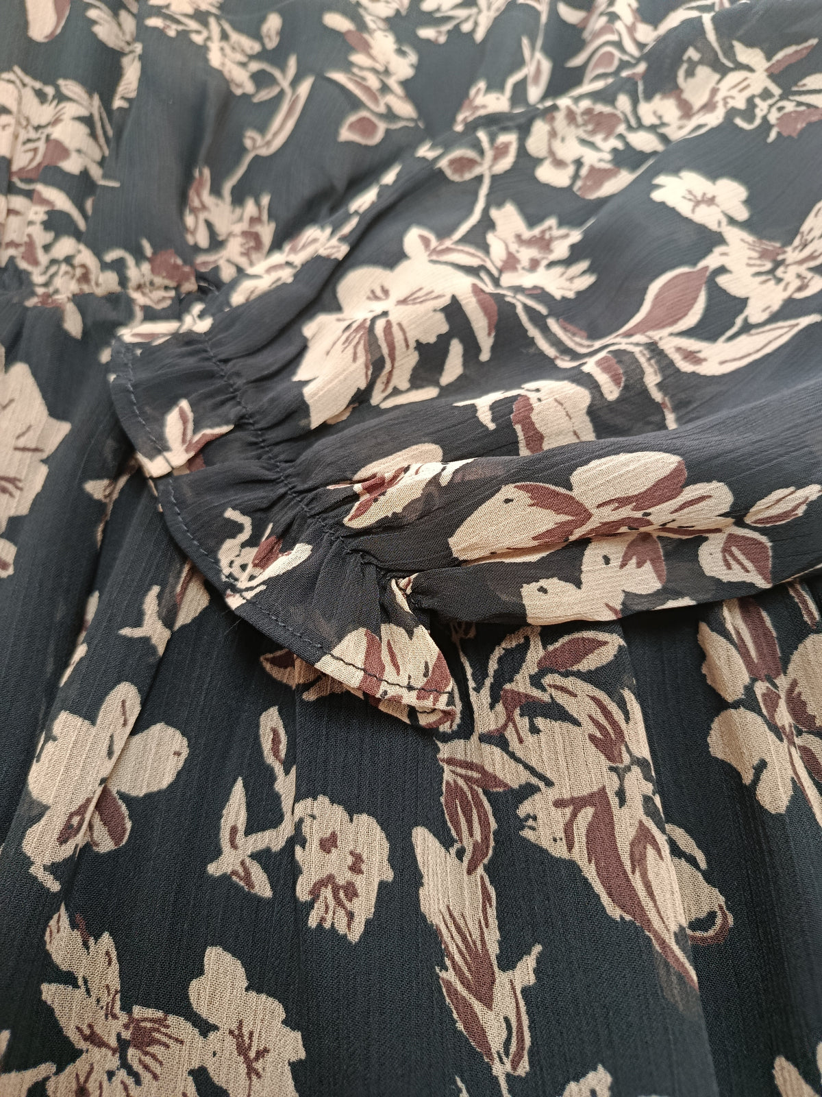 Robe Fluide Doublée – Fond Noir, Motifs Beige & Chocolat