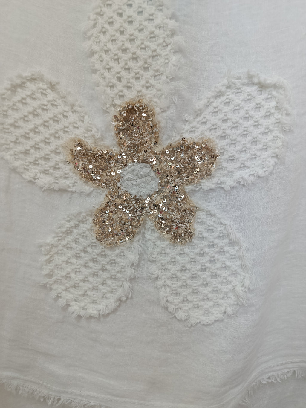 Top en lin fleuri dos crochet
