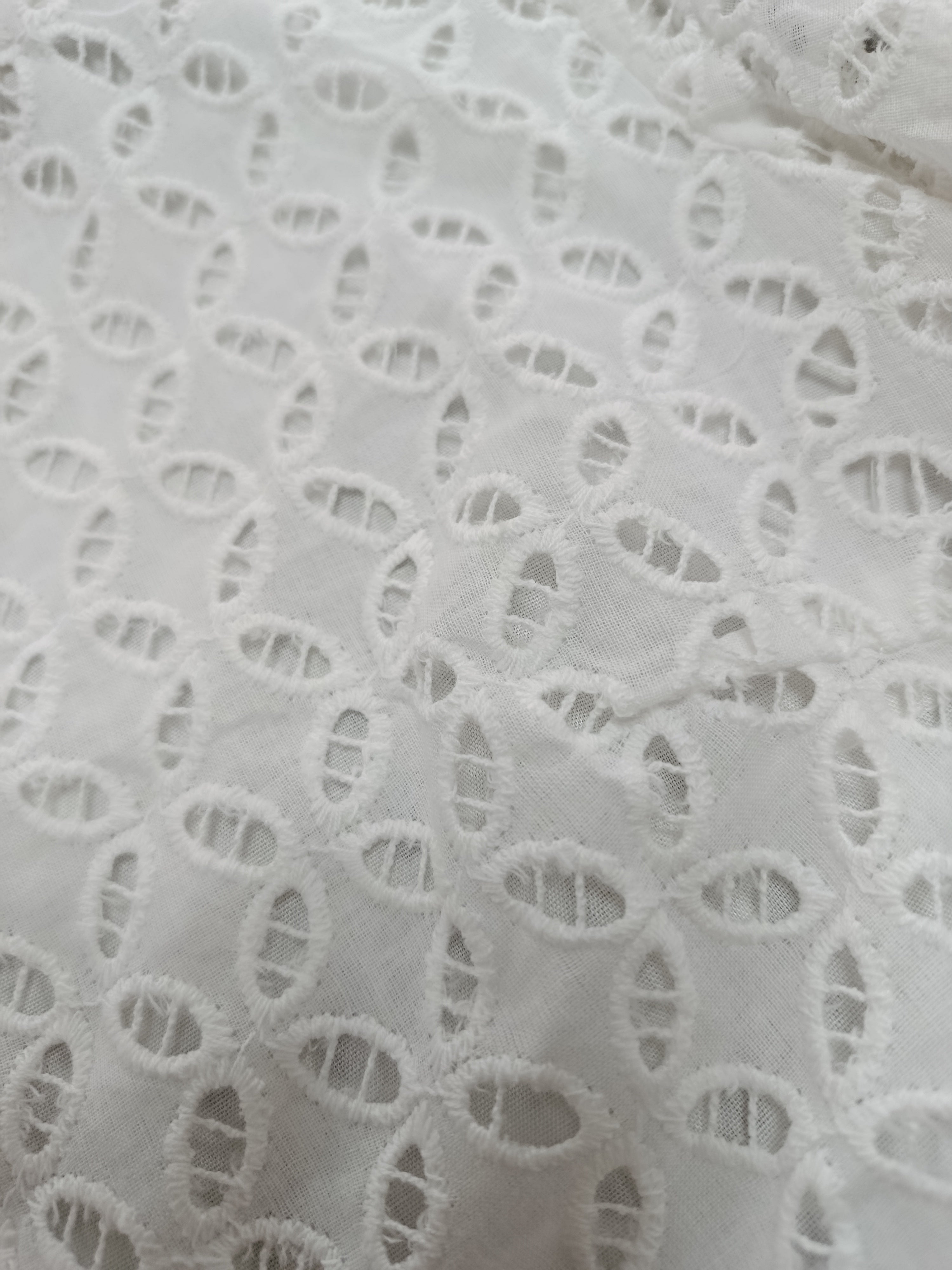 Top en broderie – Manches volantées & liseré doré