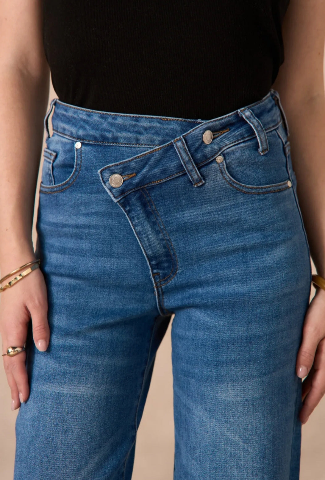 Jean wide leg stretch – Taille haute croisée, coupe ample et confortable