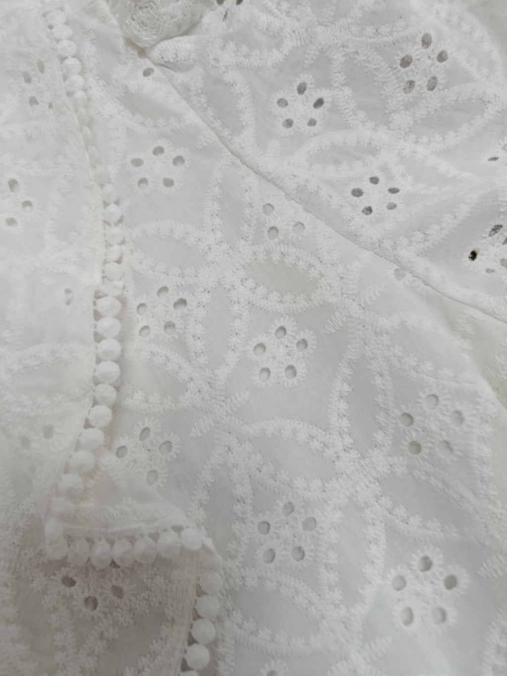 Blouse Brodée Col Volanté – Doublée Devant